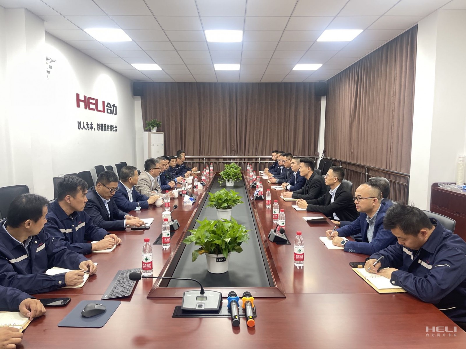 与上：：：狭ド、、嘉定分公司员工互换座谈.jpg